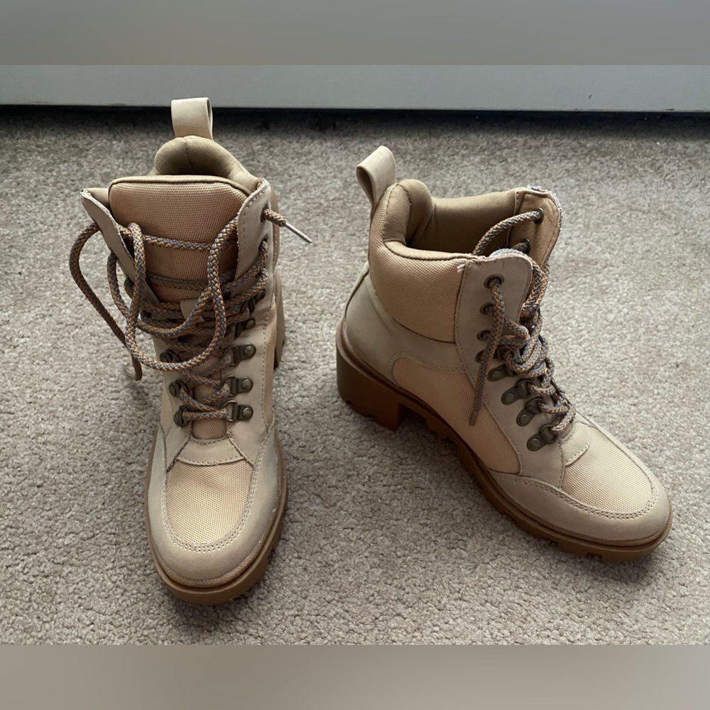 Brand new never worn Shoedazzle boots